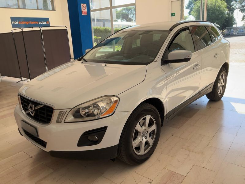 Volvo XC60 2.4D DRIVe Momentum Drive — 1/27
