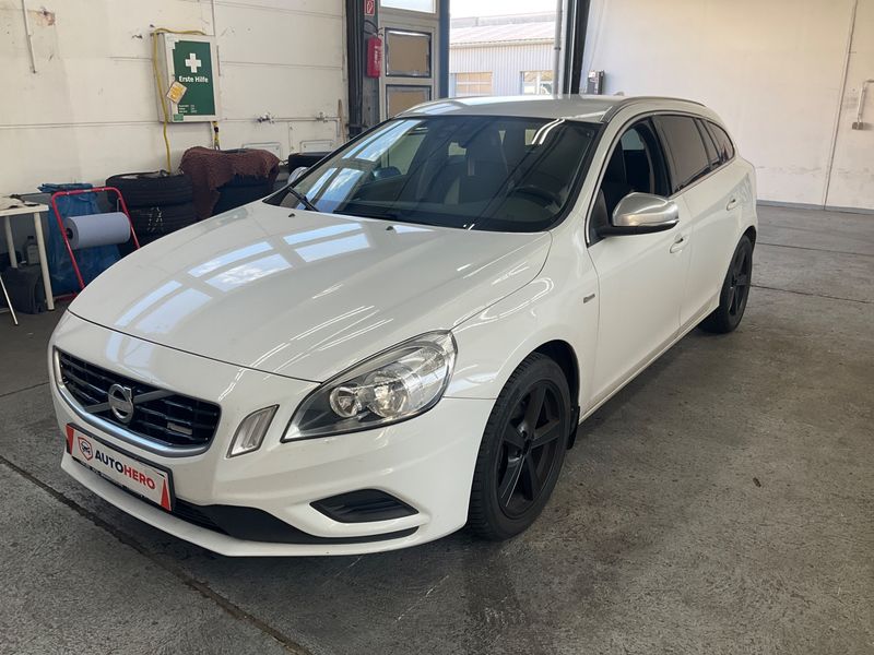 Volvo V60 2.0 D4 R-Design — 1/27