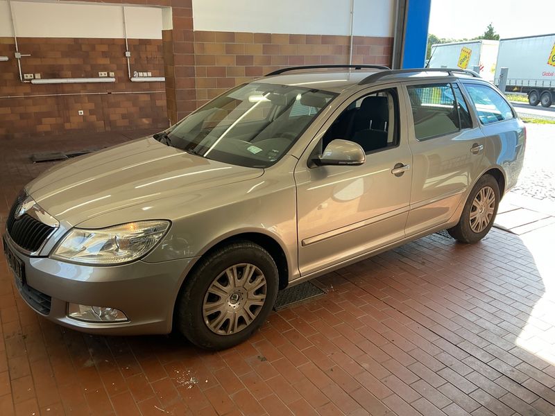 Skoda Octavia 1.4 TSI Ambiente — 1/36