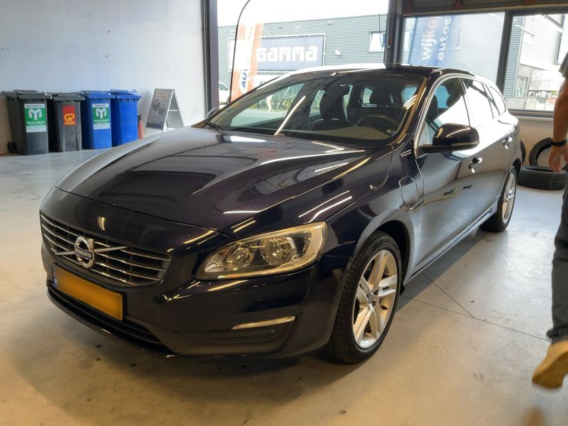 Volvo V60 2.4 D6 Plug-in Hybrid Momentum AWD — 1/36
