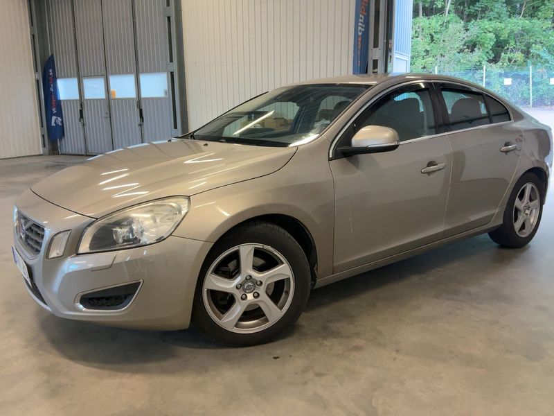 Volvo S60 2.0 D4 Momentum — 1/28