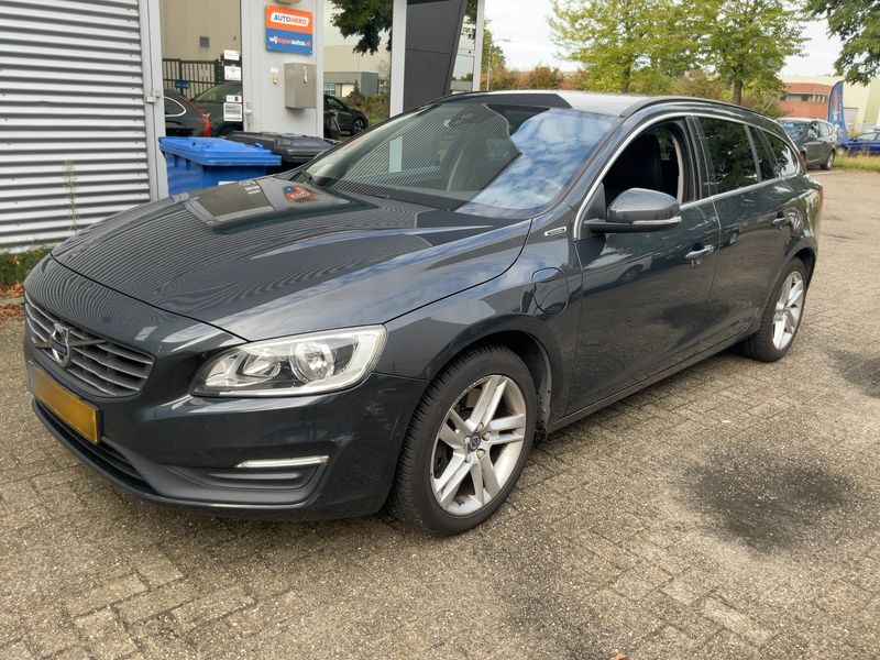 Volvo V60 2.4 D6 Plug-in Hybrid Momentum AWD — 1/35