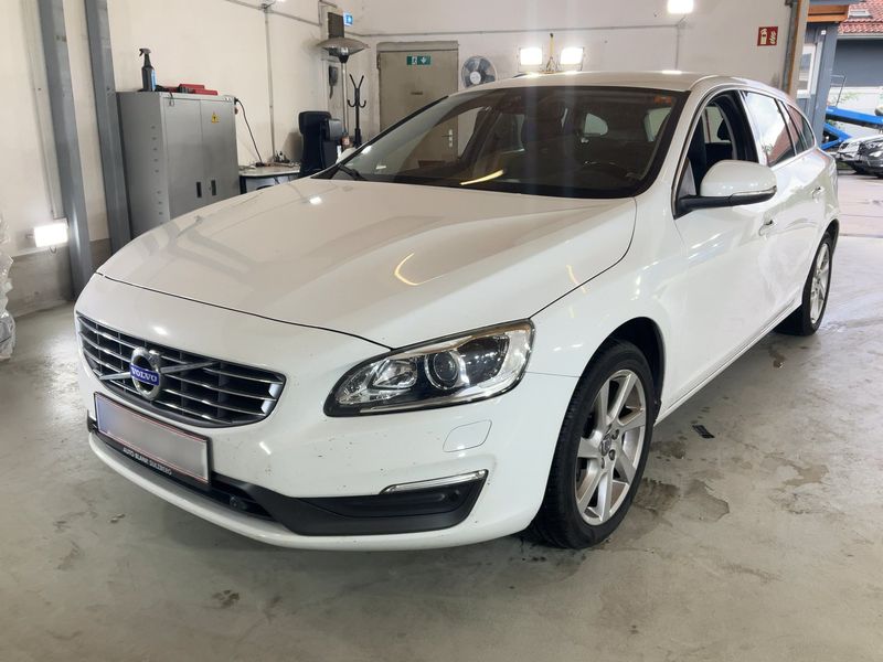 Volvo V60 1.6 D Momentum — 1/46
