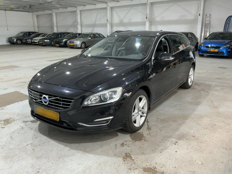 Volvo V60 2.4 D6 Plug-in Hybrid Pure Limited AWD — 1/33