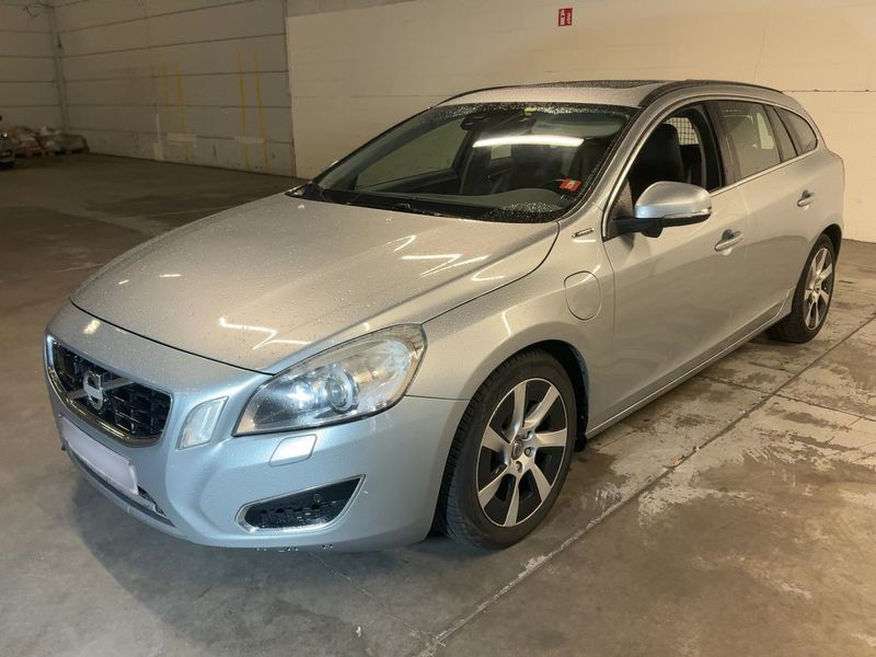 Volvo V60 2.4 D6 Plug-in Hybrid Summum AWD — 1/44