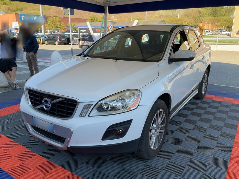 Volvo XC60 2.4D DRIVe Momentum Drive — 1/36