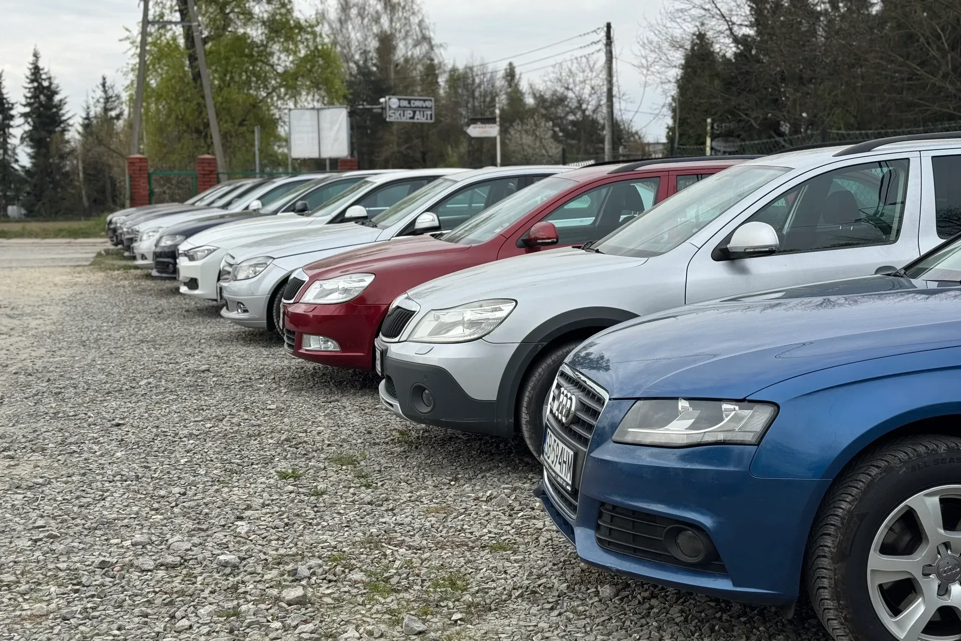 Samochody na placu BilDrive w Bielsku-Białej